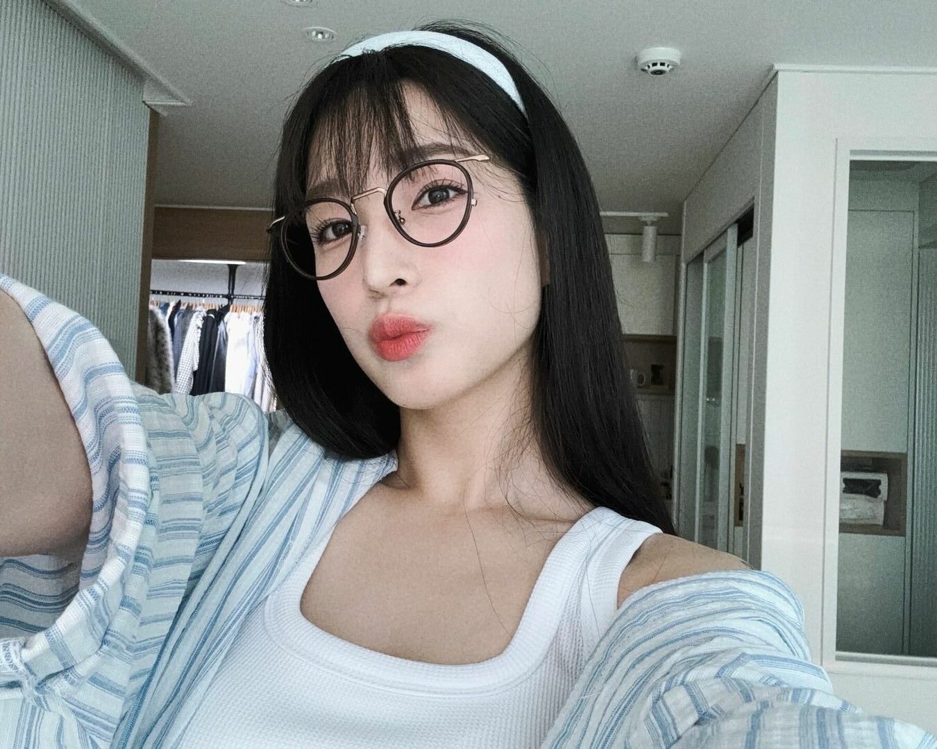 Yulhee shares a selfie on Instagram.