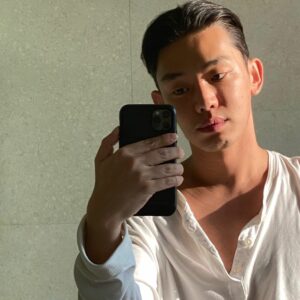 Yoo Ah In shares a mirror selfie on Instagram.