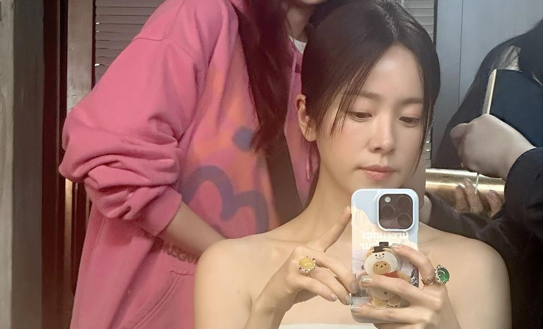 Han Ji Min shares mirror selfie on Instagram.