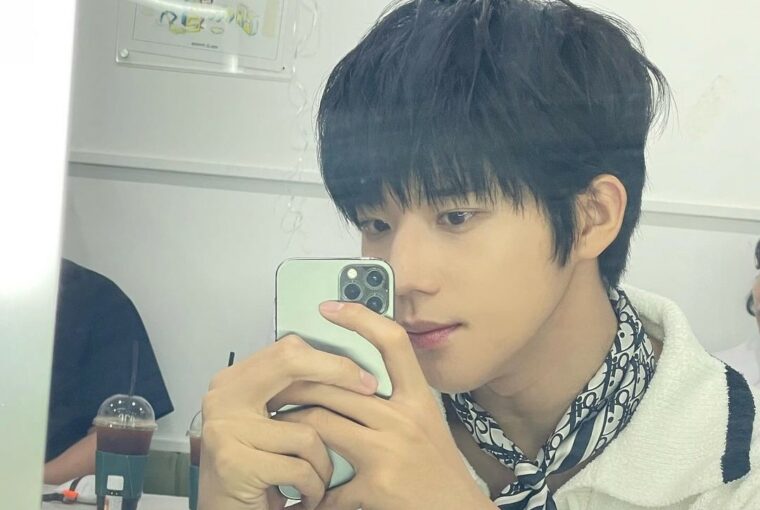 Moon Sang Min mirror selfie posted on Instagram